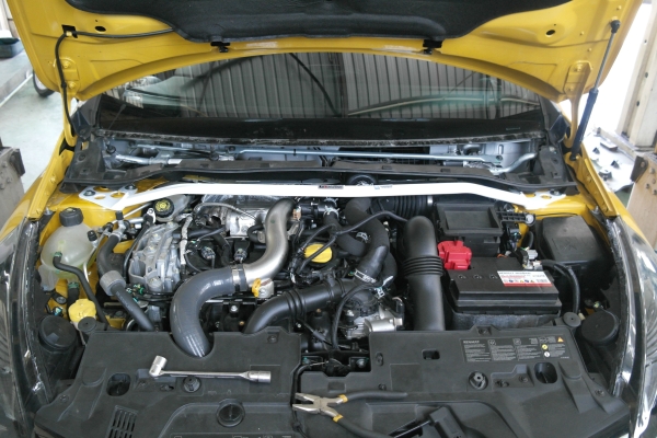Ultra-Racing Domstrebe vorne Clio 4 RS
